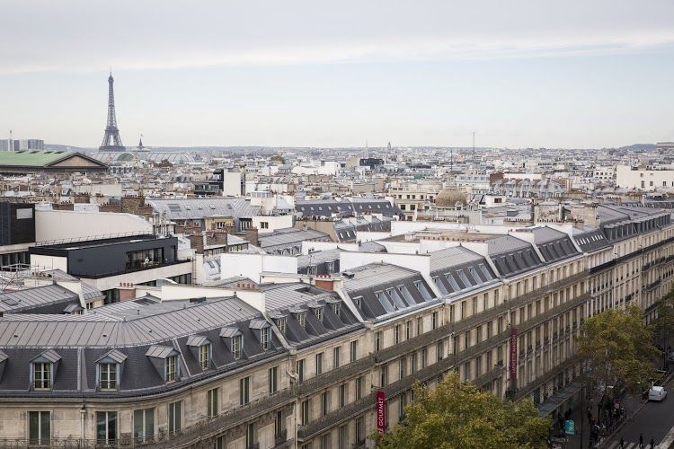 Vue des toits de Paris avec la tour Eiffel